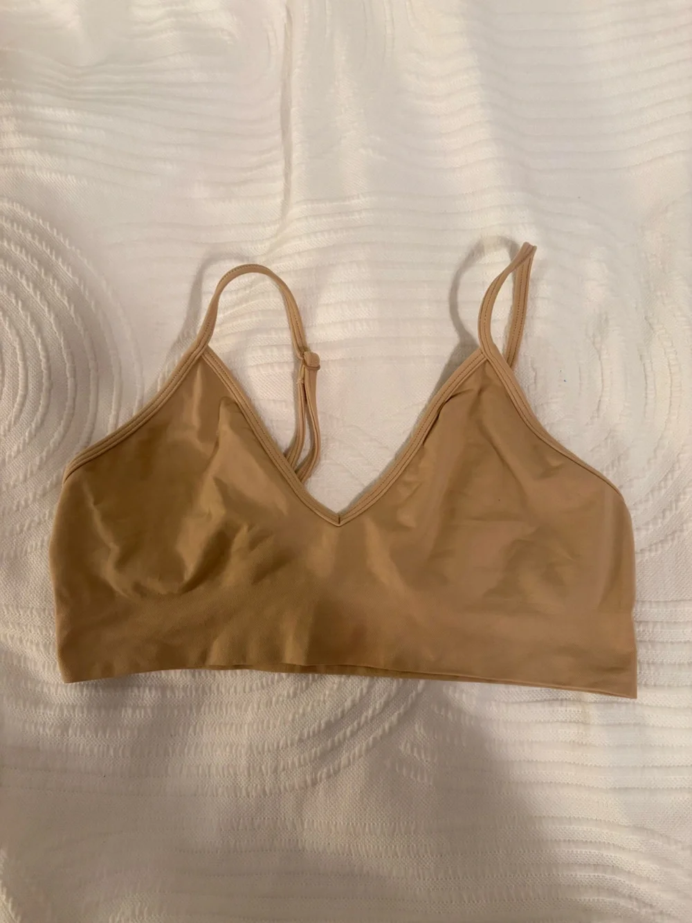 SKIMS Soft Smoothing V-Neck Bralette — Light Tan